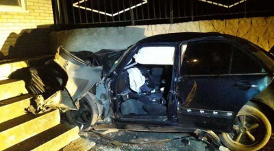 Tragedie la Ocnița! Șoferul unui Mercedes a decedat după ce s-a izbit violent în gardul unei mănăstiri! - Photo