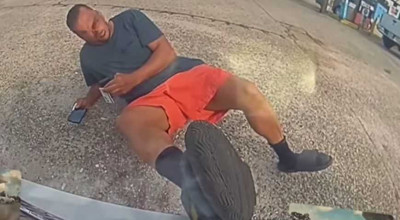 Și-a riscat viața izbindu-se într-o Tesla, în speranța de a primi despăgubiri - Photo