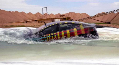 Test extrem! Vezi cum un Model S Plaid traversează o piscină de 2 metri adâncime - Photo