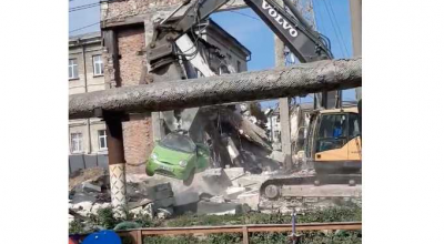 O mașină a fost strivită de rămășițele restaurantului Sănătate. Muncitorii au mutat-o cu excavatorul! (VIDEO) - Photo