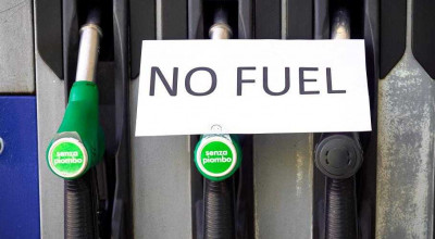 20 de șoferi britanici au urmărit o autocisternă în speranța de a se alimenta! De fapt camionul transporta ciment - Photo