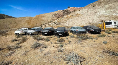 Mai multe mașini Porsche 928 au fost lăsate sub soare, timp de câțiva ani, într-un deșert din California - Photo