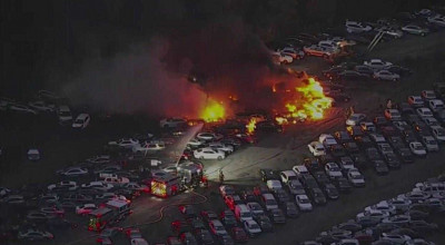 (VIDEO) 30 de mașini, care urmau să fie vândute la licitație, au fost făcute scrum în urma unui incendiu - Photo