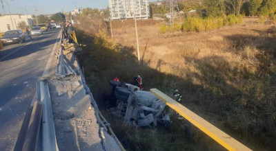 Un camion a căzut de la 6 metri înălțime! Șoferul a pierdut controlul volanului când se deplasa pe podul de lângă Orhei - Photo