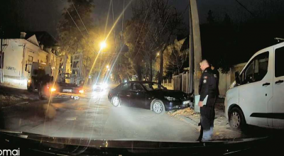 (VIDEO) Un BMW izbit într-un stâlp a fost accidentat și de evacuatorul venit să-l ridice - Photo