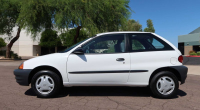 În SUA a fost scos la licitație un Chevrolet Metro. Automobil produs în anul 2000, cu parcurs de 650 km! - Photo