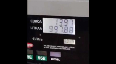 (VIDEO) S-a folosit de eroarea de la benzinărie și și-a turnat o tonă de benzină cu 0.014 euro per litru! - Photo