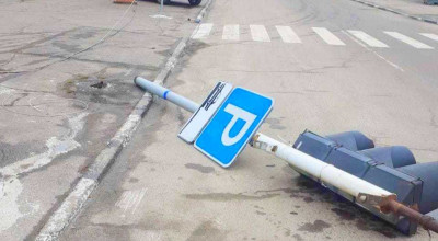 Poliția este în căutarea unui șofer care a doborât un semafor și a fugit de la locul accidentului! - Photo