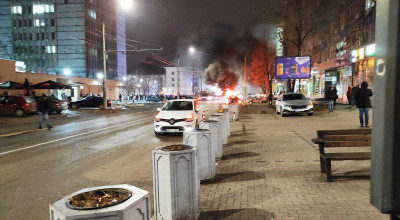(FOTO/VIDEO) Un automobil a fost cuprins de flăcări pe o stradă din centrul capitalei - Photo