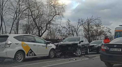 Vezi momentul impactului de pe str. Albișoara, unde un taximetrist a cauzat un accident în lanț ieșind pe contrasens - Photo