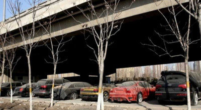 Deja de 10 ani sub un pod din Beijing ruginesc mai multe exemplare de mașini de lux și supercaruri! - Photo