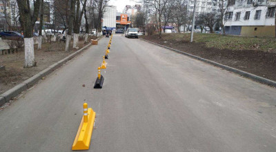 Pe o stradă din capitală au fost montați mai mulți bolarzi, cu scopul securizării pietonilor - Photo