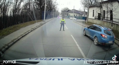 (VIDEO) A oprit o ambulanță cu girofarul inclus și a cedat trecerea coloanei oficiale! Fapta „eroică” a unui polițist - Photo