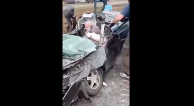 (VIDEO) Momentul în care un tanc rusesc strivește o mașină civilă! Șoferul a rămas viu ca prin minune - Photo