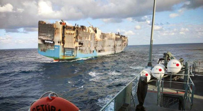 Nava Felicity Ace cuprinsă de flăcări în februarie, s-a scufundat împreună cu vehiculele care le transporta - Photo