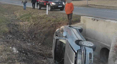 Un BMW a derapat și a ajuns în șanț după ce șoferul a pierdut controlul volanului! Carabinerii i-au acordat primul ajutor medical - Photo