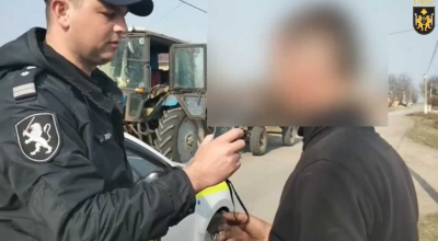 (VIDEO) Șoferul unui tractor din satul Elizaveta prins beat criță de ofițerii INSP! - Photo