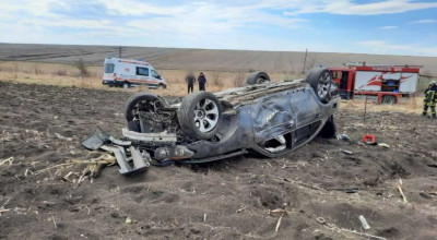 Acident grav la Edineț! Un BMW Seria 7 a zburat de pe carosabil, s-a inversat de câteva ori și s-a oprit în câmp - Photo