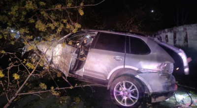 Poliția este în căutarea șoferului unui Porsche, care s-a izbit într-un copac și a fugit de la locul accidentului - Photo