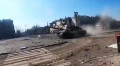 (VIDEO) Soldații ocupanți din Rusia au fost surprinși făcând drift cu tancul prin orașul Mariupol - Photo