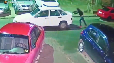 Au furat o mașină și s-au izbit cu ea într-un copac! Mașina a ars iar suspecții au încercat să fugă, însă fără succes - Photo