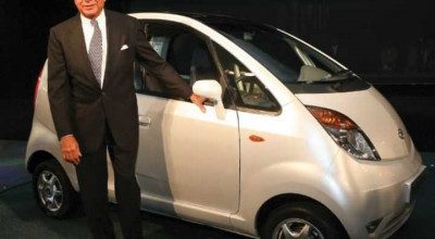 Are o avere de miliarde și deține o fabrică de mașini premium, însă călătorește cu cea mai ieftină mașină din lume - Photo