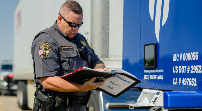 Vezi cum camioanele autonome au fost învățate să prezinte actele atunci când sunt oprite de polițiști! - Photo