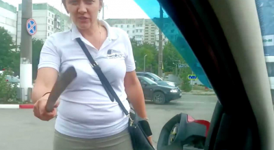 (VIDEO) Reglări de conturi cu ranga în mână între două șoferițe la o stație PECO din Chișinău! - Photo