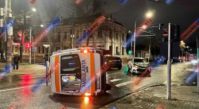 O ambulanță care transporta un copil a fost lovită și răsturnată de un Chevrolet în centrul capitalei! - Photo