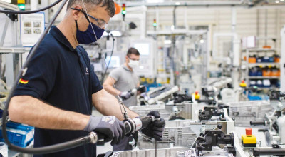 Din 2024, Mercedes va produce motoare electrice în România! - Photo