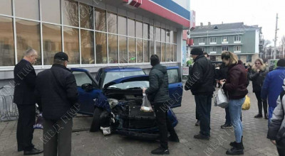 (VIDEO) A confundat acceleratorul cu frâna și a „intrat” într-un supermarket! - Photo