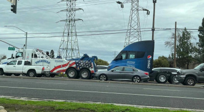 Doar la o lună de exploatare, noul camion electric Tesla Semi este tractat pe străzile din California! - Photo