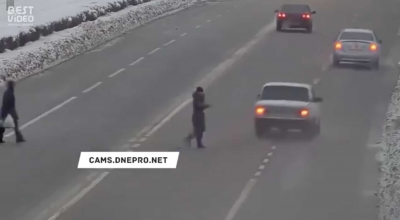 După faptă și răsplată! Un șofer a luat la pumni pietonii care traversau strada neregulamentar - Photo