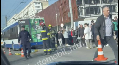 O minoră de aproximativ 12 ani a decedat după ce a fost lovită de un troleibuz! - Photo