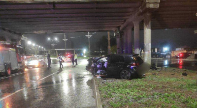 Accident pe str. Albișoara! Șoferul unui Volkswagen a pierdut controlul asupra volanului și s-a tamponat într-un pilon - Photo