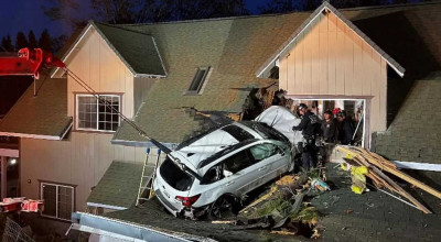 (FOTO) A ajuns cu automobilul pe acoperișul unei case, după un accident bizar! - Photo