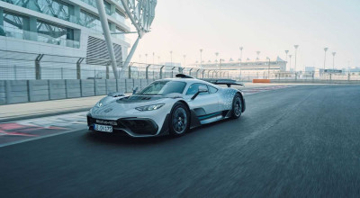 Unul dintre exemplarele Mercedes-AMG One a fost distrus de flăcări, în timp ce era transportat către client - Photo