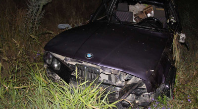 Un BMW a fost grav avariat după ce a derapat de pe traseu. Șoferul a decedat pe loc - Photo