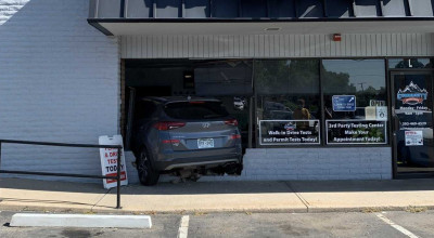 Cea mai scurtă carieră! Un instructor începător s-a izbit în clădirea școlii auto - Photo