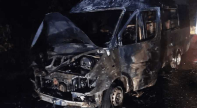 Un microbuz de rută a luat foc în timpul deplasării. În interior se aflau și pasageri - Photo