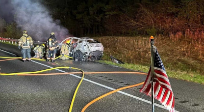 136 de tone de apă! Atât au utilizat pompierii pentru a stinge flăcările care au cuprins o Tesla Model Y - Photo
