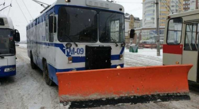 (FOTO) Știai că RTEC are în parcul său și un troleibuz dotat cu lopată? - Photo