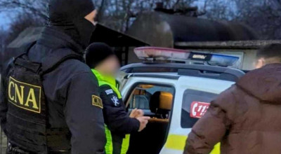 5 polițiști au fost reținuți, după ce au primit mită de la șoferi pentru a nu documenta încălcările comise - Photo