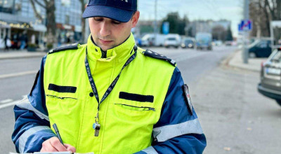 2 șoferi au fost depistați la volan fără permis. Ambii au încercat să mituiască polițiștii - Photo