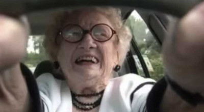 O femeie de 103 ani a fost prinsă noaptea, la volan, fără permis de conducere. Pleca la prieteni - Photo