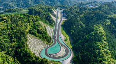 (VIDEO/FOTO) Un miliardar a tăiat vârful unui munte și a construit propriul circuit! - Photo