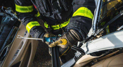 IGSU a intervenit pentru descarcerarea unui conducător, după ce s-a tamponat frontal cu un camion - Photo