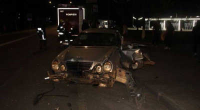(FOTO) Accident grav la Ungheni: un Mercedes a fost proiectat într-un pilon de iluminat - Photo