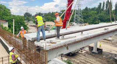 În doar câteva zile, ASD a montat 16 grinzi din cele 32 necesare la podul peste râul Bîc - Photo