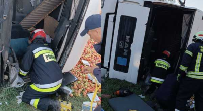 (FOTO) Salvatorii au descarcerat un bărbat dintr-un camion, care a rămas blocat în urma unui accident - Photo